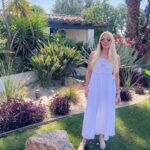 Emma Roberts Instagram - I don’t know what I like more…the desert or dessert 🌴 🍦