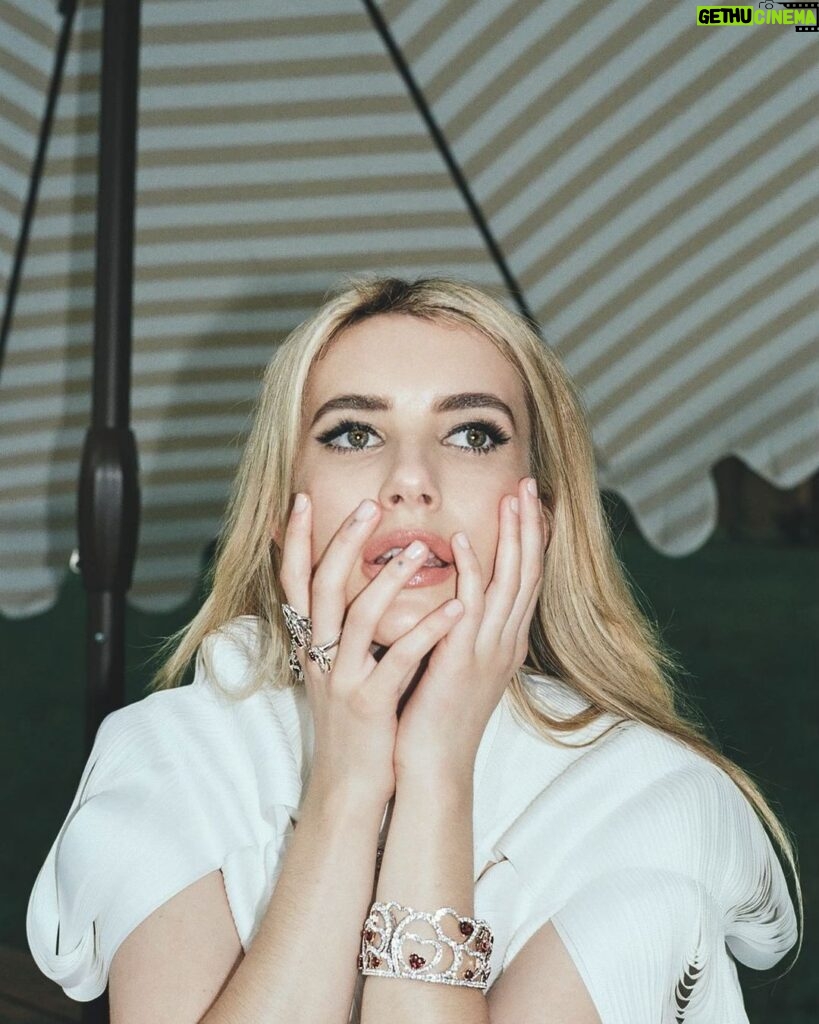 Emma Roberts Instagram - “The mind can calculate, but the spirit yearns, and the heart knows what the heart knows.” - #stephenking @belletrist 🧡 👻