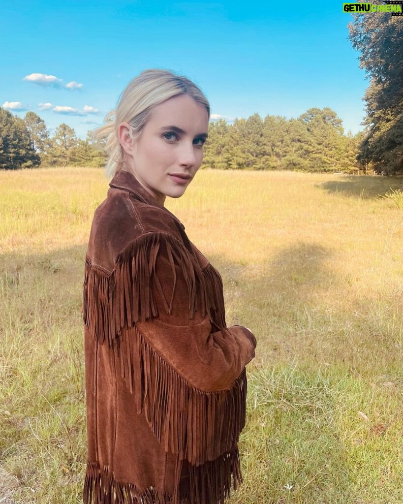 Emma Roberts Instagram - next adventure 🐎 new favorite jacket courtesy of @theludlowshop 🏔