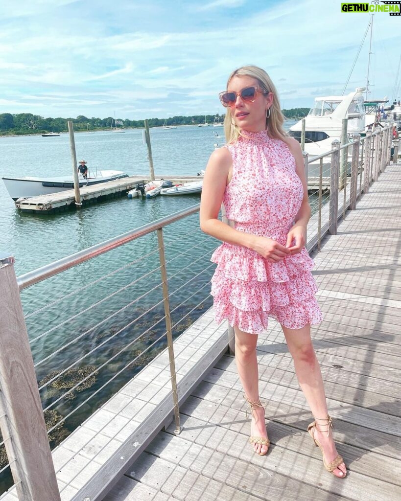 Emma Roberts Instagram - Getting dolled up in an easy dress and heels always makes me feel confident! Share your #confidencetip to win a shopping spree at @express using #expressyou and #contest now through 8/27! Official rules, here: bit.ly/2TV1phg #expresspartner