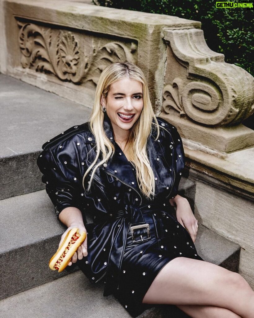 Emma Roberts Instagram - Wir folgen @EmmaRoberts auf Schritt und Tritt in die neue Saison! 🤌✨ In unserer Februar-Ausgabe macht sie New York City unsicher – und das in urbanen Looks mit unwiderstehlichem Charme. Neben 16 Seiten davon, liefern wir dir auch ein doppelseitiges Interview mit der Schauspielerin, in dem sie über ihre Rolle in ‘American Horror Story’ sowie ihre Looks vor und abseits der Kamera spricht. Ab morgen am Kiosk erhältlich! 💗 . Fotos: Tyler Patrick Kenny/Tunnel Media Group Styling & Creative Direction: Lynn Schmidt Haare: Ryan Trygstad/Crosby Carter Management Make-Up: Benjamin Puckey/The Wall Group Maniküre: Noriko Yamanaka/See Management Assistenz Foto: Reno Ronquillo, Madi Sileo  Assistenz Styling: Anastasia Vraka Produktion: Tunnel Media Group Interview: Luca Sistig . Wir bedanken uns bei @themarkhotelny für die freundliche Unterstützung! . #instyle #instylegermany #emmaroberts