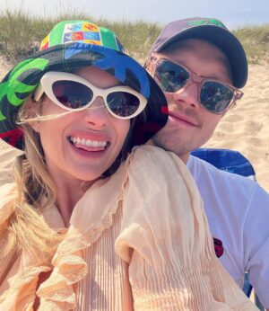 Emma Roberts Instagram - i heard summer is over ? ⛰️🏖️🎣 ☀️
