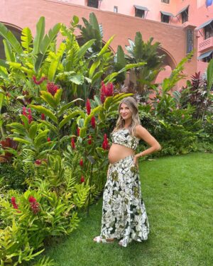 Emmy Buckner Instagram - lettin’ the belly hang loose 🤙🏼☀️🌈