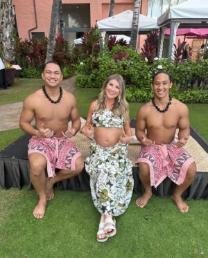 Emmy Buckner Instagram - lettin’ the belly hang loose 🤙🏼☀️🌈