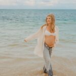 Emmy Buckner Instagram - My hump, my hump, my hump, my lovely little lumps- check it out 🎶 Lanikai Beach