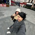 EnjoyPhoenix Instagram – dump de la semaine 🤳🏻

1. Tentative d’être mignonne dans les rues de Londres
2. Mimosa qui aura tenu une semaine
3. En train de braver le vent de Londres avec @manondtrx 
4. Les bottes que je me retiens d’acheter et que je voulais voir en vrai « pour être sure »
5. La ✨vue✨ de notre chambre à Londres 
6. Marie et @manondtrx apprennent les technologies @ghdfrance 
7. J’ai appuyer sur le bouton maudit 
8. Finir sa semaine à l’hôpital c’est trop génial (ou pas)