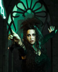 EnjoyPhoenix Instagram - BELLATRIX ☠️ J’ai pas décidé de faire ça à moitié cette année 🥹 Toute la transformation est sur ma chaîne de Vlog, on a fait le costume sur mesure avec @cinderys_art c’est ouf le travail qu’il y a derrière j’ai hâte que vous puissiez voir ça de vos yeux 👀 Poudlard - Ecole de sorcellerie