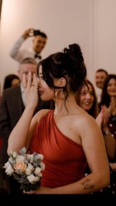 EnjoyPhoenix Instagram - Ça y est ma sœur est mariée. Quelques jours après le mariage, j’ai réalisé que je n’avais aucune photo de moi lors de ce bel événement. La réalité c’est que j’ai coupé mon téléphone pour pouvoir profiter au maximum de ce moment magique. J’avais pourtant bien commencé en filmant mon look du jour, mais une fois arrivée sur place, l’émotion et le stress m’ont envahie alors que j’étais juste témoin 🥹 J’ai donc voulu vous montrer le moment le plus réel de cette journée, lorsque j’ai vu ma sœur arriver au bras de mon papa à la mairie. Je pensais pouvoir tenir le choc mais finalement en une fraction de seconde, j’ai réalisé. J’ai réalisé que ma sœur n’était plus seulement ma sœur, mais aussi une mère et maintenant une femme, et ça m’a frappé. C’est pas le moment le plus glamour et puis je suis vraiment une ugly cryer, mais c’est sincère. La vie passe très vite, profitez des moments que vous avez avec vos proches, autant que j’ai profité de cette journée 🤍 Vive les mariés ✨