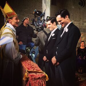 Enrico Oetiker Instagram - Sdrammatizziamo va’...
Nepi, non molto tempo fa. Stiamo girando e fa un freddo porco. @federica.girardello non si sente molto bene e in un’inquadratura non può esserci: serve una sposa. 
E chi, se non @tersigni.ale ?!
Sulla destra notiamo una professionalissima @gloria_radulescu che -complice forse una certa gelosia- resta apparentemente glaciale.
Un plauso al prete, che è andato avanti come nulla fosse.
Su me e Alessandro beh, stendiamo un velo pietoso... 🧘🏻‍♂️🧘🏻‍♂️