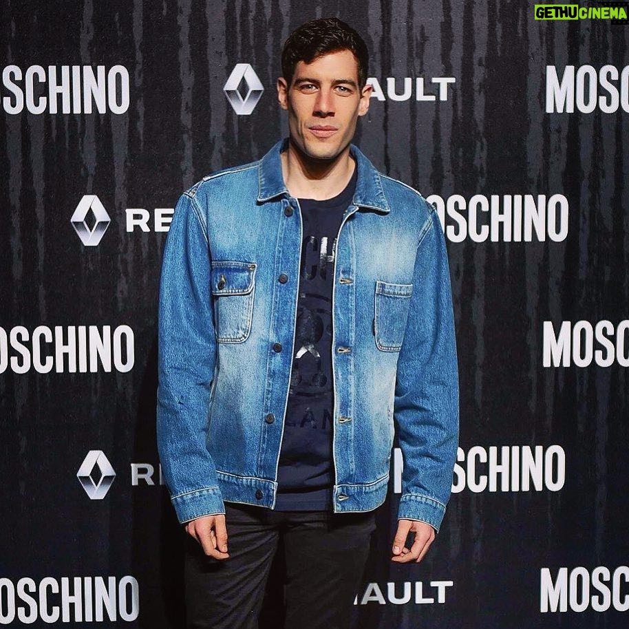 Enrico Oetiker Instagram - Quando non hai capito se devi sorridere o restare serio, e sopratutto non hai la minima idea di come o dove mettere spalle e braccia... #nonècanenonèluposasoltantoquellochenonè #gohybrid Total look @moschino