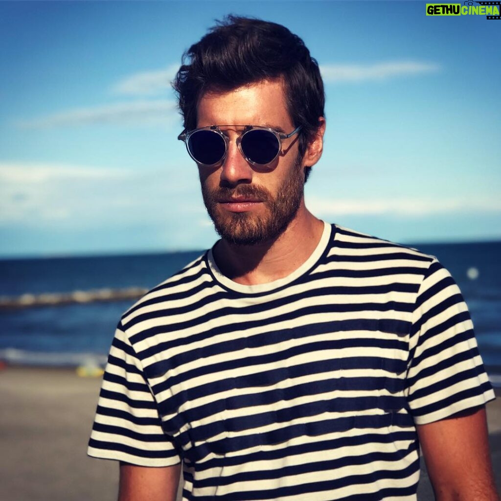 Enrico Oetiker Instagram - Gondoliere style ⚓ T-shirt @etro Sunglasses #robsdrunk #style #venezia74 #actorslife #enricoetiker Spiaggia Miramare Lido