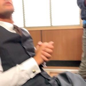 Enrico Oetiker Instagram - Strana cosa, il tempo. Due anni, così pare. Duri, meravigliosi.  Che dire?!Grazie. Ai miei compazzi di viaggio, a tutti i reparti che permettono a questa giostra di girare, a chi ci ha dato fiducia e a Voi; che ogni giorno ci avete seguito...
E poi a Te. Leggerti. Wow. Non poi così diversi noi in fondo, vero?! Provarti allora addosso. Per gioco; cioè sul serio. Averti quindi in affido. “Ti senti pronto?” “No, tu?” “Neanche...”. 
A posto: facciamolo allora, dai. Ché la paura è voglia, è linfa. Al massimo cadiamo. Tanto siamo in due...Alle brutte mi allunghi la mano, Ti allungo la mano. 
Partiamo. Sbagliamo. Cadiamo. Impariamo insieme. Sbagliamo. Cadiamo di nuovo. Sbattiamo i piedi, i denti, le ossa, il cuore. Sbagliamo di nuovo. Cresciamo. Impariamo a fatica, ma impariamo ad amare: ed amiamo. Immensamente amiamo. Andiamo, e torniamo. Andiamo poi, una volta ancora. Ora però davvero. Stavolta ho deciso di non continuare a darti fiato; a giocare inciampando insieme. Mi dispiace, piccolo, ma credo sia giusto così. Strana cosa il tempo. Due anni, così dicono. Duri, meravigliosi. E adesso di lasciarti andare non è che mi vada poi tanto. Ancora 5 minuti mamma, dai! E come potrei volerlo...Alzi la mano chi vuole. Da casa, dal mare, dal parco non andremmo via mai. Ancora, dai! Finché il letto non si fa stretto, finché le dita non si fanno lesse, finché il giorno non si fa sera. Vero o no?! Eppure crescere a volte vuol dire imparare a rinunciare, andare oltre.
Non so se ti dimenticherò. Strana cosa, il tempo. Non so nulla. Non sono sicuro di nulla. Forse torneremo, probabilmente mi mancherai. E se così sarà, allora ti penserò delicatamente.  Con quella nostalgia che riserviamo alle cose che non sono mai state. Da per sempre, mancate. 
Le cose queste, sole, indimenticabili. 

Ciao Ric 🥀