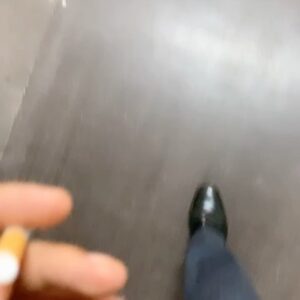Enrico Oetiker Instagram - Strana cosa, il tempo. Due anni, così pare. Duri, meravigliosi.  Che dire?!Grazie. Ai miei compazzi di viaggio, a tutti i reparti che permettono a questa giostra di girare, a chi ci ha dato fiducia e a Voi; che ogni giorno ci avete seguito...
E poi a Te. Leggerti. Wow. Non poi così diversi noi in fondo, vero?! Provarti allora addosso. Per gioco; cioè sul serio. Averti quindi in affido. “Ti senti pronto?” “No, tu?” “Neanche...”. 
A posto: facciamolo allora, dai. Ché la paura è voglia, è linfa. Al massimo cadiamo. Tanto siamo in due...Alle brutte mi allunghi la mano, Ti allungo la mano. 
Partiamo. Sbagliamo. Cadiamo. Impariamo insieme. Sbagliamo. Cadiamo di nuovo. Sbattiamo i piedi, i denti, le ossa, il cuore. Sbagliamo di nuovo. Cresciamo. Impariamo a fatica, ma impariamo ad amare: ed amiamo. Immensamente amiamo. Andiamo, e torniamo. Andiamo poi, una volta ancora. Ora però davvero. Stavolta ho deciso di non continuare a darti fiato; a giocare inciampando insieme. Mi dispiace, piccolo, ma credo sia giusto così. Strana cosa il tempo. Due anni, così dicono. Duri, meravigliosi. E adesso di lasciarti andare non è che mi vada poi tanto. Ancora 5 minuti mamma, dai! E come potrei volerlo...Alzi la mano chi vuole. Da casa, dal mare, dal parco non andremmo via mai. Ancora, dai! Finché il letto non si fa stretto, finché le dita non si fanno lesse, finché il giorno non si fa sera. Vero o no?! Eppure crescere a volte vuol dire imparare a rinunciare, andare oltre.
Non so se ti dimenticherò. Strana cosa, il tempo. Non so nulla. Non sono sicuro di nulla. Forse torneremo, probabilmente mi mancherai. E se così sarà, allora ti penserò delicatamente.  Con quella nostalgia che riserviamo alle cose che non sono mai state. Da per sempre, mancate. 
Le cose queste, sole, indimenticabili. 

Ciao Ric 🥀