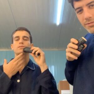 Enrico Oetiker Instagram - Strana cosa, il tempo. Due anni, così pare. Duri, meravigliosi.  Che dire?!Grazie. Ai miei compazzi di viaggio, a tutti i reparti che permettono a questa giostra di girare, a chi ci ha dato fiducia e a Voi; che ogni giorno ci avete seguito...
E poi a Te. Leggerti. Wow. Non poi così diversi noi in fondo, vero?! Provarti allora addosso. Per gioco; cioè sul serio. Averti quindi in affido. “Ti senti pronto?” “No, tu?” “Neanche...”. 
A posto: facciamolo allora, dai. Ché la paura è voglia, è linfa. Al massimo cadiamo. Tanto siamo in due...Alle brutte mi allunghi la mano, Ti allungo la mano. 
Partiamo. Sbagliamo. Cadiamo. Impariamo insieme. Sbagliamo. Cadiamo di nuovo. Sbattiamo i piedi, i denti, le ossa, il cuore. Sbagliamo di nuovo. Cresciamo. Impariamo a fatica, ma impariamo ad amare: ed amiamo. Immensamente amiamo. Andiamo, e torniamo. Andiamo poi, una volta ancora. Ora però davvero. Stavolta ho deciso di non continuare a darti fiato; a giocare inciampando insieme. Mi dispiace, piccolo, ma credo sia giusto così. Strana cosa il tempo. Due anni, così dicono. Duri, meravigliosi. E adesso di lasciarti andare non è che mi vada poi tanto. Ancora 5 minuti mamma, dai! E come potrei volerlo...Alzi la mano chi vuole. Da casa, dal mare, dal parco non andremmo via mai. Ancora, dai! Finché il letto non si fa stretto, finché le dita non si fanno lesse, finché il giorno non si fa sera. Vero o no?! Eppure crescere a volte vuol dire imparare a rinunciare, andare oltre.
Non so se ti dimenticherò. Strana cosa, il tempo. Non so nulla. Non sono sicuro di nulla. Forse torneremo, probabilmente mi mancherai. E se così sarà, allora ti penserò delicatamente.  Con quella nostalgia che riserviamo alle cose che non sono mai state. Da per sempre, mancate. 
Le cose queste, sole, indimenticabili. 

Ciao Ric 🥀