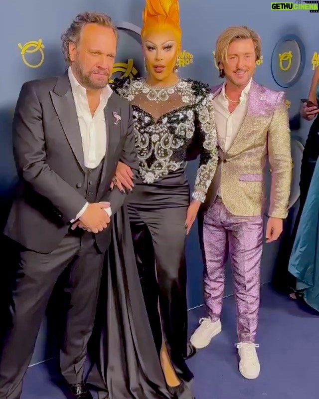 Envy Peru Instagram - On the red carpet with my two wonderful dates @carloboszhard and @herrie_makers during the @televizier Ring Gala 2022 ✨ —— Last photo by @dominiquesamuel Styling: @tommydriessen Hair: @jeanbaptiste.santens Jewellery: @vandenbergbjorn —— #makeup #fashion #powerofmakeup #transformation #instagram #envyperu #makeupartist #queen #televizierring #televizier #gala #redcarpet #love Koninklijk Theater Carré