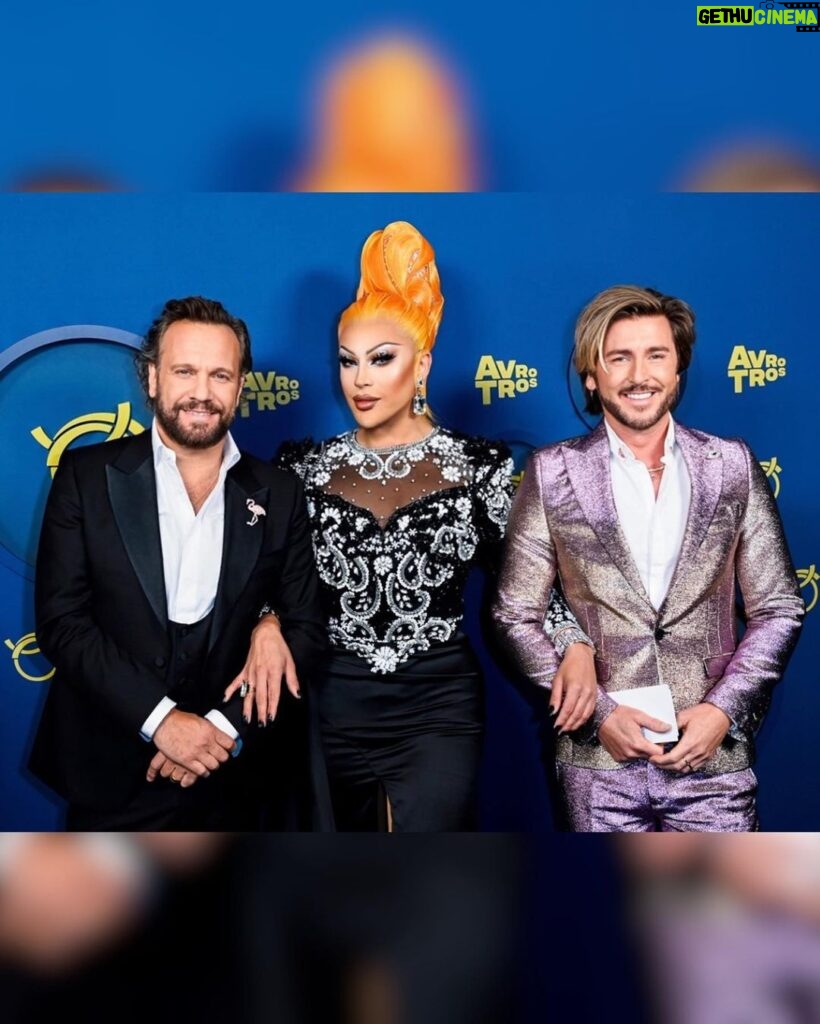 Envy Peru Instagram - On the red carpet with my two wonderful dates @carloboszhard and @herrie_makers during the @televizier Ring Gala 2022 ✨ —— Last photo by @dominiquesamuel Styling: @tommydriessen Hair: @jeanbaptiste.santens Jewellery: @vandenbergbjorn —— #makeup #fashion #powerofmakeup #transformation #instagram #envyperu #makeupartist #queen #televizierring #televizier #gala #redcarpet #love Koninklijk Theater Carré