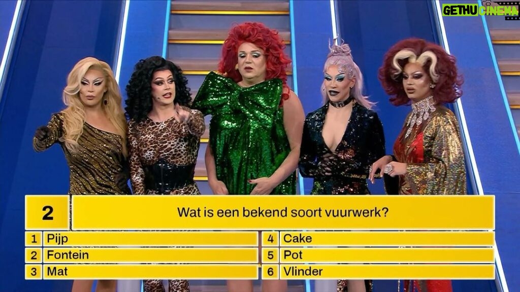 Envy Peru Instagram - Will we keep it dry 😱? 10 Questions, 5 Queens, 1 pool 🥲 CHAOS! The show asked me to select a team of iconic Drag Race Holland Queens 🇳🇱 to win 25k for charity. The only catch is that if one of us stand on the wrong answer you will get very VERY wet 🤣 Watch my sisters @janeyjacke @tabitha_og @megan_schoonbrood @keta.minaj and I Tomorrow in the Celebrity special of Kwiss met Sneeuwballen - 21:55 - @sbs6nl #kwissmetballen #kwissmetsneeuwballen #happynewyear #nieuwjaarsduik #dragqueens #hysterie #dragraceholland