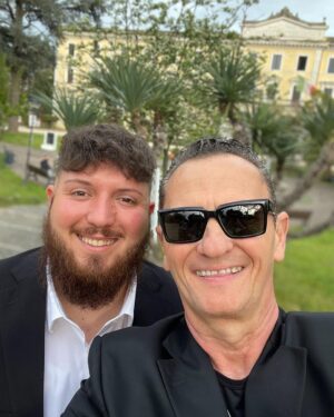 Enzo Salvi Instagram - Oggi 30 Agosto è’ un giorno Speciale ❤️❤️

 "L’amore non consiste nel guardarsi l’un l’altro, ma nel guardare insieme nella stessa direzione. Buon anniversario di Matrimonio a noi ❤️ 31 anni ❤️ Sei il mio tutto ❤️ @garby.63 

Ti ho donato la vita, ma tu hai reso speciale la Mia. Ti voglio bene figlio mio! AUGURI di Buon Compleanno ❤️ 30 anni 🎂 @manuel_salvi_