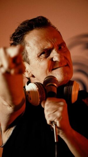 Enzo Salvi Instagram - Potevamo farvi gli auguri di natale normalmente, e invece abbiamo voluto esagerare come al solito. 🎅

EH ‘MBEEEE 😝

A distanza di 20 anni esatti da una delle performance musicali più memborabili della storia... si è riaccesa la LEGGENDA! ⭐️

Ciao Ruttini!!! 👋🏼🎤

ForArtist presenta...

💥 Enzo Salvi (aka Vomito) - Jamaica #ChristmasMusicSession (20° Anniversario) 💥

GUARDA LA MUSIC SESSION COMPLETA SUL CANALE YOUTUBE DI FORARTIST 🎥

È tutto vero 🥲

Mandala ad amici e parenti per un augurio speciale, se non te voi senti’ pure te come ‘N’OVO DE PASQUA SOTTO ‘N ALBERO DE NATALE! 🎄🐣😂

#EnzoSalvi #Vomito #Jamaica #ForArtist  #NataleInIndia #20Anni #Condividila #buonnatale