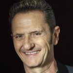 Enzo Salvi Instagram - Tutti possono passare alcuni momenti difficili ad un certo punto. La vita non è facile. E' qualcosa a cui pensare. Sapevate che le persone forti di solito sono le più sensibili? Sapevate che le persone più gentili sono le prime ad essere maltrattate? Sapevate che quelli che si prendono cura degli altri, di solito sono quelli che ne hanno più bisogno? Sapevate che le tre cose più difficili da dire sono: ti amo, mi dispiace, ho sbagliato, mi aiuti? Spesso una persona sembra felice, ma bisogna guardare oltre il suo sorriso per vedere quanto dolore possa avere dentro. Abbiamo tutti bisogno di attenzioni positive ❤️ in qualsiasi momento della vita! 😜 e sopratutto, non arrendersi mai perché arriverà l’amico giusto al momento giusto per farti gridare al miracolo 😘 Ostia Lido
