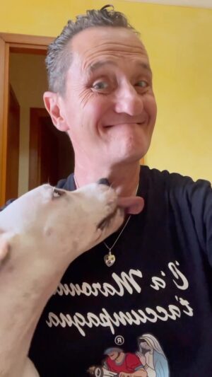 Enzo Salvi Instagram - Non c’è miglior psichiatra al mondo come un cucciolo di cane che lecca il tuo volto🥰BYRON ❤️#pitbull