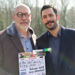 Erdal Küçükkömürcü Instagram - Kuzgun ekibine, Ay Yapım'a parçası olmaktan onur duyduğum aileye çok teşekkür ederim. Yolları açık olsun... #kuzgun #kuzgundizi #bahadırince #ayyapım #unutma