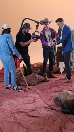 Eric Osmond Instagram - Dadgum!

🎬 @chamber.media 

@dixiemann @lexielulu_ @brandowhite @lauravanmeow @haackshot @samskel10 @mylesozo @ericandpepper @starzandfxmgmt

#ericosmondactor #actorslife #behindthescenes #commercialactor #commercial #acting