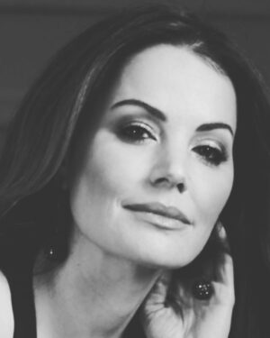 Erica Durance Instagram - Throwback to a photoshoot I did with @j2pix @davidgardnerla @antonmakeup @lvrfashionstylist 
So much fun! Think I’ll do it again ☺️☺️