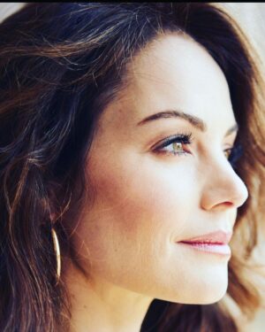 Erica Durance Instagram - Throwback to a photoshoot I did with @j2pix @davidgardnerla @antonmakeup @lvrfashionstylist 
So much fun! Think I’ll do it again ☺️☺️
