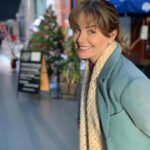 Erica Durance Instagram - That’s a wrap on another fun Christmas movie! Thanks #RobertVaughn @robindunne #christmasmovies #lifetimemovies