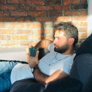 Erkan Meriç Instagram - ☕️☕️ kimler evlerde bir el kaldırsınlar bakalım 🤚