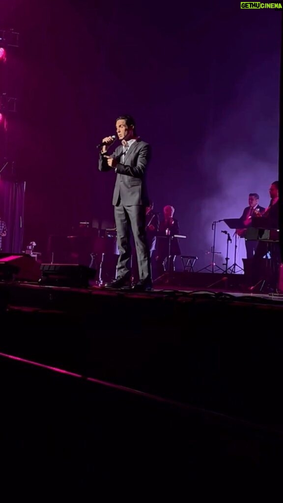 Ernesto D'Alessio Instagram - ¡Comenzó la noche del #GraciasTour en Dallas con el talento y entusiasmo del gran @ernestodalessio!🌹✨ Felices de que nos puedas acompañar una vez más en esta gira tan especial de nuestra querida @soylupitadalessio. 🫶🏻