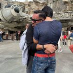 Ernesto D’Alessio Instagram – Nunca nunca se me va a olvidar este día, tu cara, tu sonrisa enorme, tus ojos que expresaban un asombro tan grande que ningún niño tenía en ese momento “Miren, es el Millennium Falcon, me lo quiero llevar a mi casa” y entre sonrisa y lágrimas de alegría me abrazaste. Wooow, que corazón tal bello tienes, solamente quieres divertirte cómo lo hace un niño. Dios te siga bendiciendo, mi amigo, mi hermano, mi protector, mi confidente, mi héroe, el hombro en el que he podido llorar muchas veces. Feliz cumpleaños, te amo profundamente. ❤️🌹