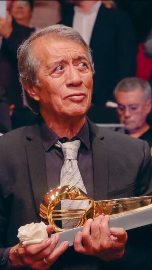 Ernesto D'Alessio Instagram - Agradezco profundamente al comité de la @sacm_oficial por haberme elegido para recibir el reconocimiento #granmaestro. 
Gracias a mi manager @jsrosaldo y a todos los que forman parte de @startalentoyarte, GRACIAS @ernestodalessio @josemariaru y @carlosrivera por darle su estilo a temas que significan tanto para mí, pero sobretodo GRACIAS a todos ustedes por seguir cerca de mí, por su apoyo desde hace tantos años, sin ustedes esto no sería posible, GRACIAS, GRACIAS, GRACIAS!!!!!! 
🎬 @charlylara7