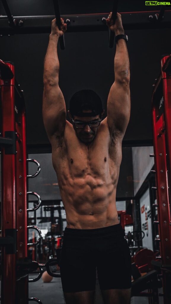 Ernesto D'Alessio Instagram - Entrena fuerte. Se paciente. Come sano. Tu cuerpo lo va a recompensar. 🤜🏽🤛🏽