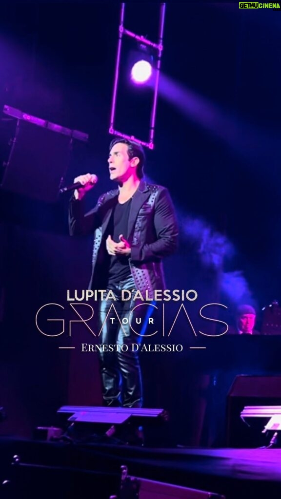 Ernesto D'Alessio Instagram - ¡Así comienza la noche en donde nos despedimos de este bello estado de Puebla con el #GraciasTour, y no podía faltar la inigualable voz de @ernestodalessio!🌹✨