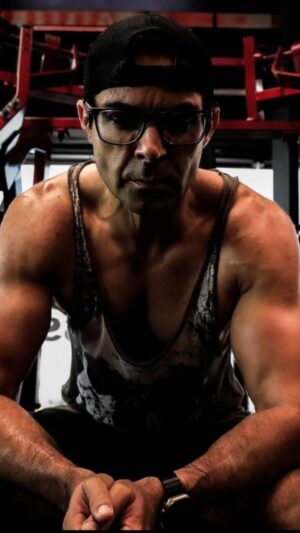 Ernesto D'Alessio Instagram - They All Fall Down #fitness 🤜🏽🤛🏽⚡️