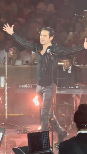 Ernesto D'Alessio Instagram - Muchas gracias Tuxtla Gutiérrez Chiapas, que noche tan maravillosa nos regalaron a mi madre y a mi, de todo corazón muchas gracias 💫🙌🏼❤️🌹 #GraciasTour