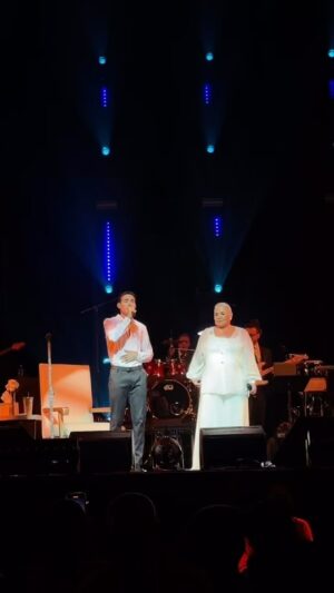 Ernesto D'Alessio Instagram - ¡Miami, buenas noches! Es un honor para mí subirme por última ocasión al escenario de esta hermosa ciudad que me ha recibido con los brazos abiertos.🌹🫶🏻
Gracias @ernestodalessio por ser parte. ✨