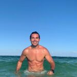 Ernesto D'Alessio Instagram - La fuerza y ​​el crecimiento sólo se obtienen mediante el esfuerzo y la lucha continua. #sundayfunday 🏋️‍♀️