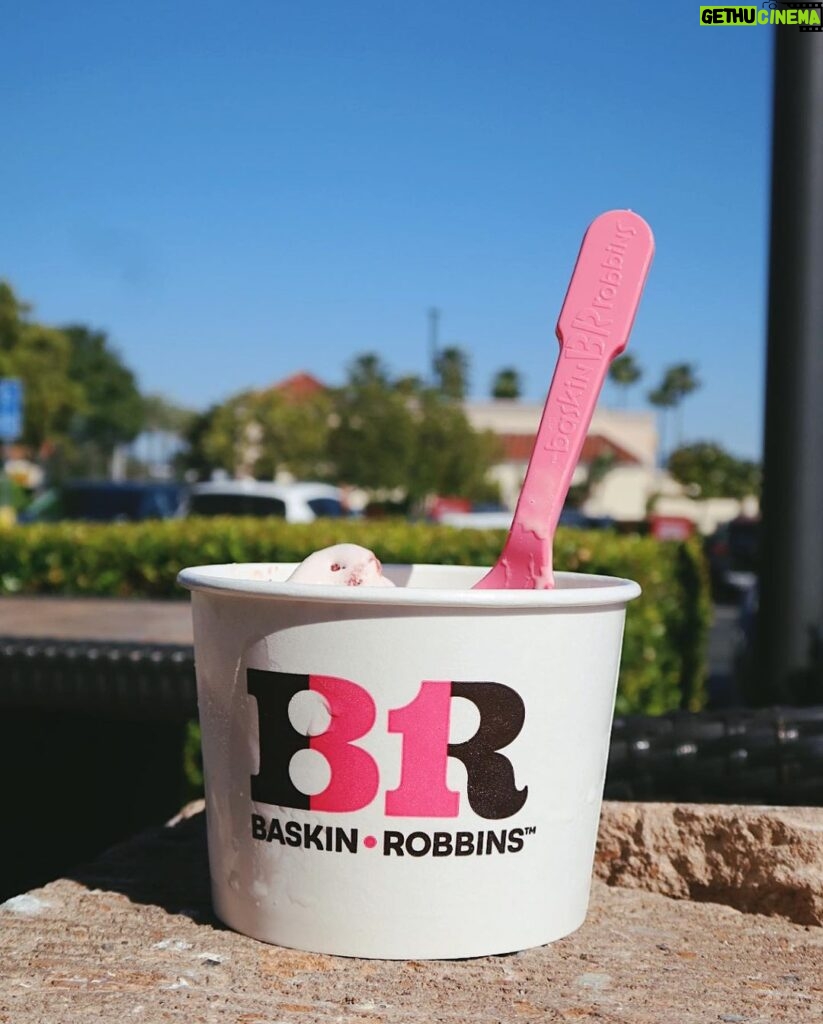 Erol Instagram - ⠀ 想要跟冰淇淋一起融化在日子裡。 第一次吃Baskin Robbins 是在韓國 在機場、街邊都能看見分店，以為是韓國品牌 後來終於在台灣也能吃到了 那時候在高雄當陪練選手，不能常回家錢也不多 休假的時候會去31冰淇淋選兩球最喜歡的口味 對那時候的我來說就很快樂了 以至於後來比賽有好成績，都直接買半加侖回家狂嗑 昨天回家前，發現家裡附近有開一間 很激動的跟友人說：這裡居然有Baskin Robbins！ 朋友無奈的說：這是美國加州的品牌這裡當然會有👀 好的，我這才迷迷糊糊弄清楚它的身世 一樣選兩球最愛的口味，但好像沒有記憶中那麼好吃 美國的比較不好吃？還是長大後口味都會變？ 最後想到一個合理的解釋，我的日子已經慢慢變甜了，很多時候都能感覺到快樂 上衣 @hiddenlab.official #icecream #baskinrobbins #goodvibes California, USA