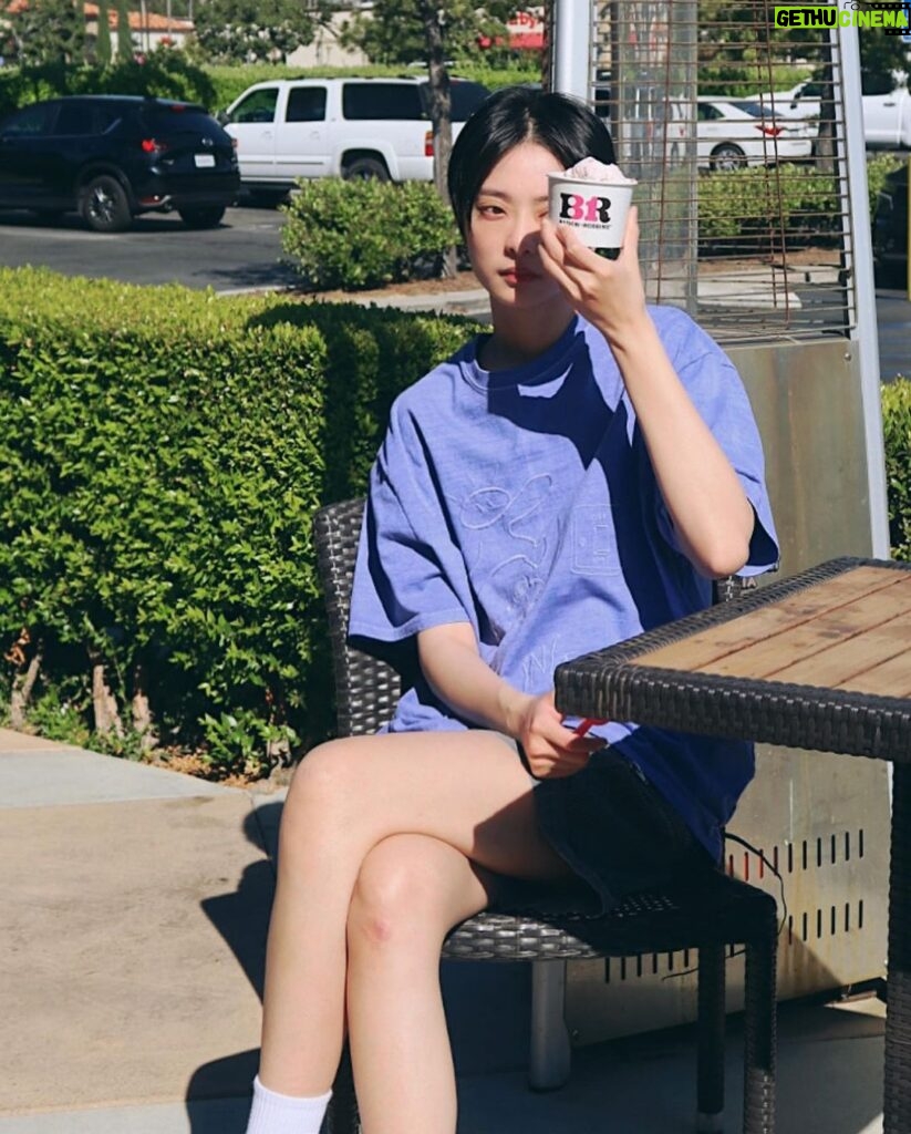 Erol Instagram - ⠀ 想要跟冰淇淋一起融化在日子裡。 第一次吃Baskin Robbins 是在韓國 在機場、街邊都能看見分店，以為是韓國品牌 後來終於在台灣也能吃到了 那時候在高雄當陪練選手，不能常回家錢也不多 休假的時候會去31冰淇淋選兩球最喜歡的口味 對那時候的我來說就很快樂了 以至於後來比賽有好成績，都直接買半加侖回家狂嗑 昨天回家前，發現家裡附近有開一間 很激動的跟友人說：這裡居然有Baskin Robbins！ 朋友無奈的說：這是美國加州的品牌這裡當然會有👀 好的，我這才迷迷糊糊弄清楚它的身世 一樣選兩球最愛的口味，但好像沒有記憶中那麼好吃 美國的比較不好吃？還是長大後口味都會變？ 最後想到一個合理的解釋，我的日子已經慢慢變甜了，很多時候都能感覺到快樂 上衣 @hiddenlab.official #icecream #baskinrobbins #goodvibes California, USA