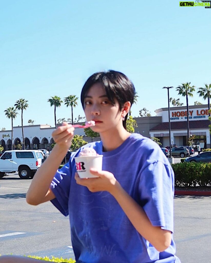 Erol Instagram - ⠀ 想要跟冰淇淋一起融化在日子裡。 第一次吃Baskin Robbins 是在韓國 在機場、街邊都能看見分店，以為是韓國品牌 後來終於在台灣也能吃到了 那時候在高雄當陪練選手，不能常回家錢也不多 休假的時候會去31冰淇淋選兩球最喜歡的口味 對那時候的我來說就很快樂了 以至於後來比賽有好成績，都直接買半加侖回家狂嗑 昨天回家前，發現家裡附近有開一間 很激動的跟友人說：這裡居然有Baskin Robbins！ 朋友無奈的說：這是美國加州的品牌這裡當然會有👀 好的，我這才迷迷糊糊弄清楚它的身世 一樣選兩球最愛的口味，但好像沒有記憶中那麼好吃 美國的比較不好吃？還是長大後口味都會變？ 最後想到一個合理的解釋，我的日子已經慢慢變甜了，很多時候都能感覺到快樂 上衣 @hiddenlab.official #icecream #baskinrobbins #goodvibes California, USA