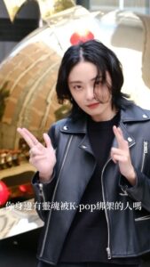 Erol Instagram - ⠀ 不論在做什麼只要音樂一下 體內的K-pop 細胞就開始躁動🙂 #kpop #夢中仇人 #姐弟日常 #姐妹日常