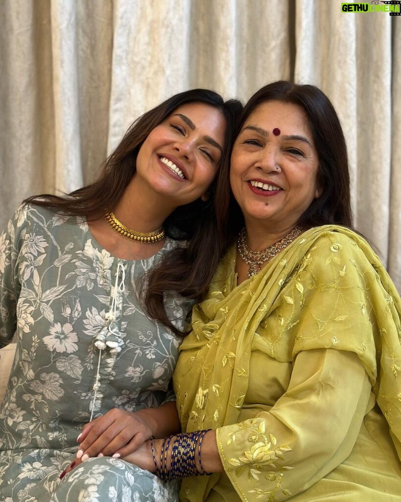 Esha Gupta Instagram - Happy birthday mumma.. 🧿