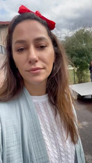 Esra Ruşan Instagram - Açıklama yazmaya başlayınca elimden duygusal cümleler çıkıyor. Başladı, bitti. Elimde onlarca video var, napıcam ben bu kadar görüntü ve fotoğrafla bilmiyorum. Filmi izleyecek olmanız fikri aklıma geldikçe çok heyecanlanıyorum. Öyle bir bilinç akışı. Pazara yetiştirdik reels’i✍🏻 #lohusafilm