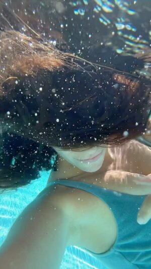 Esra Ruşan Instagram - Bir kitabım vardı, bulamıyorum. “Suyun içinde olmanın verdiği huzur” duygusunun bir sözcükle karşılığını yazmışlardı. Neyse bu videosu, kelimesini bulan yazsın🫀Mesela “waldeinsamkeit” kırda, ormanda, dağda yalnızlık duygusu yaşama ve doğa ile huzur dolu bir bütünlük içinde olmayı anlatır. Yani abimi @eray.rsn