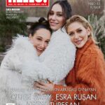 Esra Ruşan Instagram - Nulook imzalı ‘Lohusa’ filminde neler olduğunu anlamak için yeni yılın ilk sayısında filmin oyuncularından Gupse Özay, Esra Ruşan ve Hazal Türesan ile bir araya geldik. Onların çekimdeki hallerini, mimiklerini ve atışmalarını izlemek, yaptıkları filmin bir önizlemesiydi adeta. Ancak birbirinin kalp dilini çözmüş insanların kurabileceği bir iletişim hızında -bazen bizim asla yakalayamadığımız- art arda esprilerle gün boyu tüm ekibe neşe ve pozitif enerji saçtılar. Aynı eğlenceli ruhu 19 Ocak itibariyle sinema salonuna gidenlerin de yakalayacağına eminiz! #lohusa @gupseo @esrarusann @painofkermit @nulookofficial @hellodergisi Bugün çıkan sayımızı bayiilerden ve dergiburda.com'dan alabilir, trendyol, n11 ve hepsiburada'dan sipariş verebilirsiniz. Röportaj: @meldanar13 Fotoğraf: @jiyankizilboga Styling: @ibrahimduman.id Koordinasyon: @sinemkin Saç: @akinunalofficiall Makyaj: @melisilkkilic Fotoğraf asistanları: Doğa Sucu, Çağrı Yılmaz, Sanem Özman Styling asistanları: Başak Varol, Nida Kuşdoğan Makyaj asistanı: Katibe Aydın İletişim @bernaylafem Mekan:@sanamekan