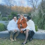 Esra Ruşan Instagram - En çok güldüğüm günlerden biri, yaklaşık sekiz saatin sonunda ne yaptığımızı unuttuğumuz, elektriklerin kesildiği, Melda’nın @meldanar13 halay çektiği, bir anda hulohop çevirdiğimiz yılın en fantastik günü. Jiyan @jiyankizilboga dergide o kareler nasıl çıktı ben şaşkınım.