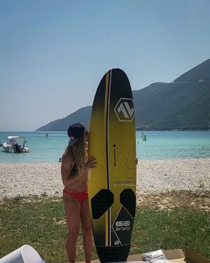 Ester Ledecká Instagram - Vánoce v létě🎄😎 Děkuju @av.boards a @point7windsurf. Už se nemůžu dočkat, až ho vyzkoušim na vodě! 🤙

Christmas in summer🎄😎Thank you @av.boards a @point7windsurf. Can't wait to try it on the water! 🤙

STR